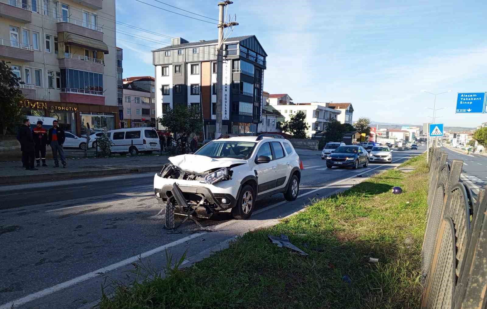 Bafra’da yaya geçidinden geçmeye çalışan motosiklete otomobil çarptı: 2 ağır yaralı