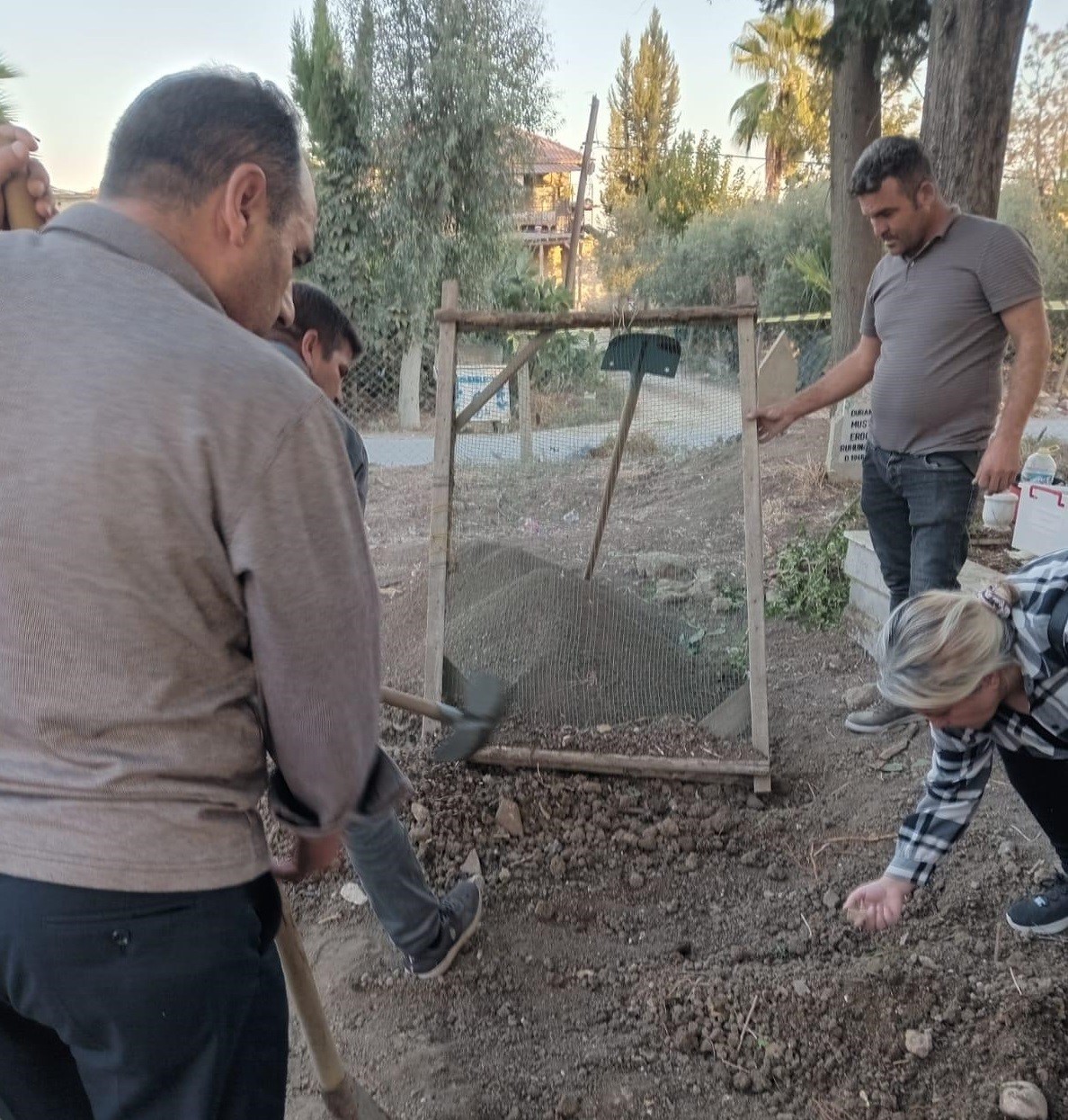 Mezarlıkta defin yeri kazarken kırılan küpten bin 100 adet gümüş sikke çıktı
