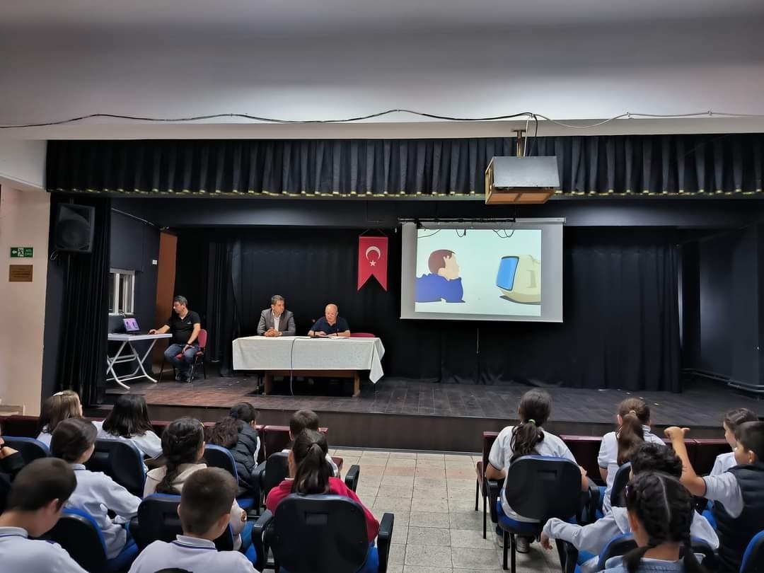 Eskişehir Orgeneral Halil Sözer Ortaokulu’nda ‘Medya Okuryazarlığı’ dersi eğitim semineri
