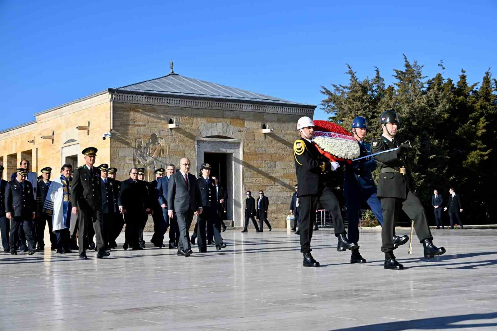 Emniyet Teşkilatı, Atatürk Haftası dolayısıyla Anıtkabir’i ziyaret etti
