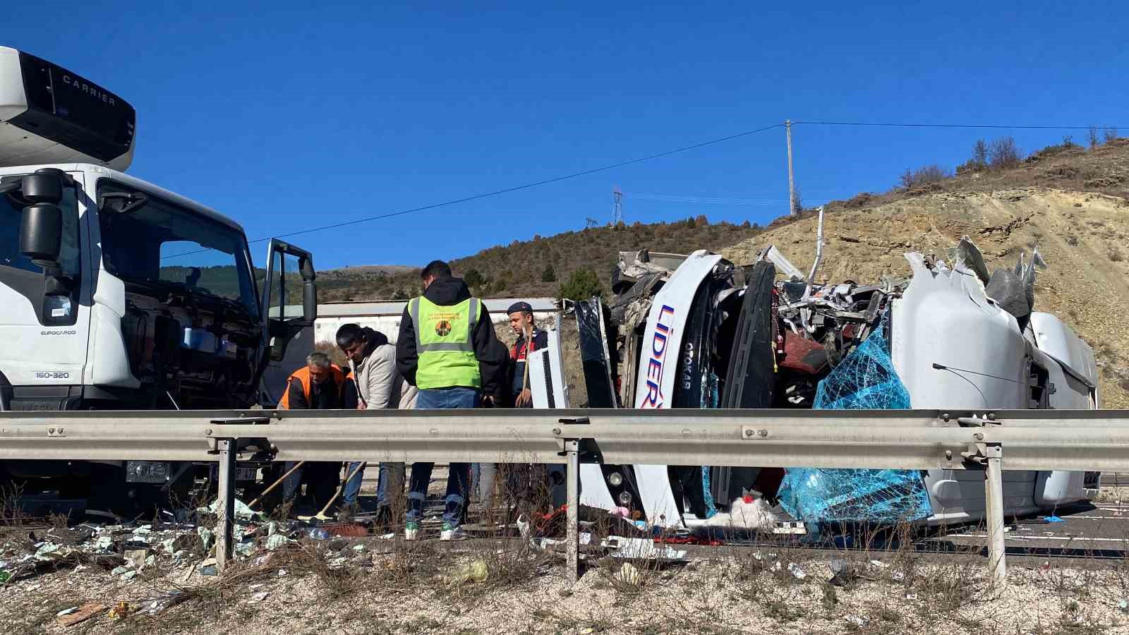 14 kişinin yaralandığı kaza sebebiyle kapanan D100 yeniden trafiğe açıldı
