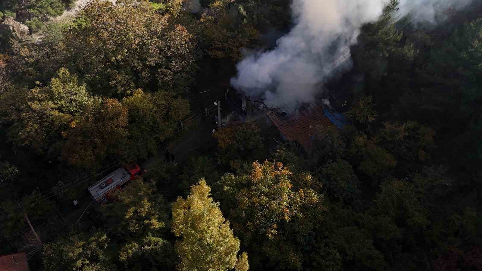 İki katlı ev alev alev yandı, yangın ormana sıçramadan söndürüldü
