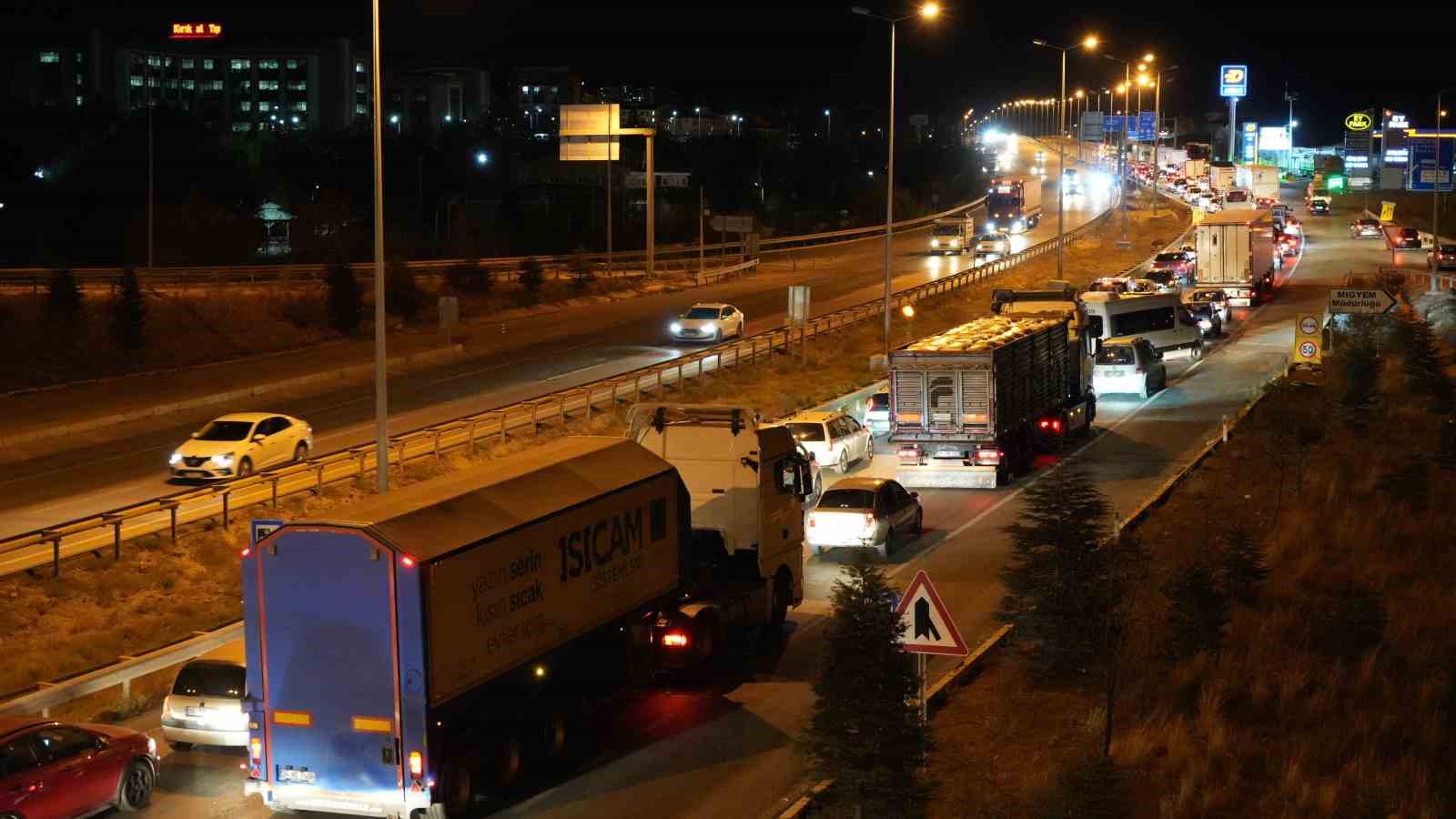 Ara tatil başladı, 43 ilin geçiş güzergahında trafik yoğunluğu arttı: Havadan böyle görüntülendi
