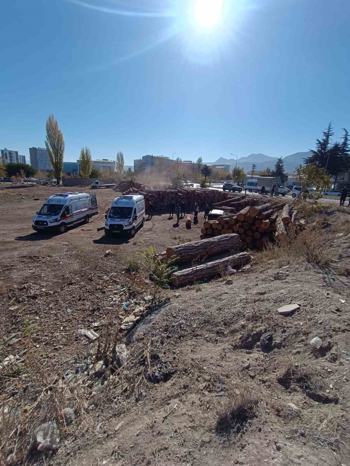 Isparta’da kontrolden çıkan otomobil tomrukların üzerinden düştü: 2 yaralı
