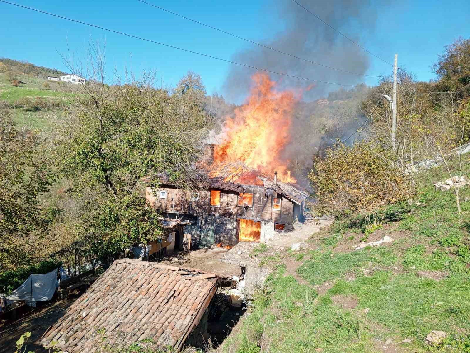 Karadeniz Ereğli’de iki katlı ahşap ev tamamen yandı
