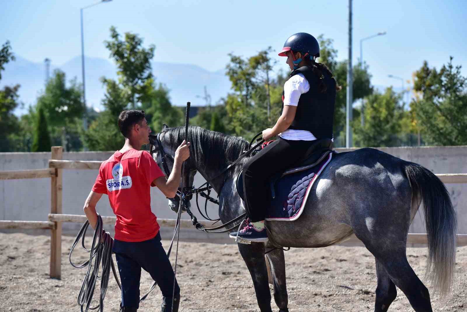 Büyükşehir’in binicilik eğitimleri özel derslerle devam ediyor