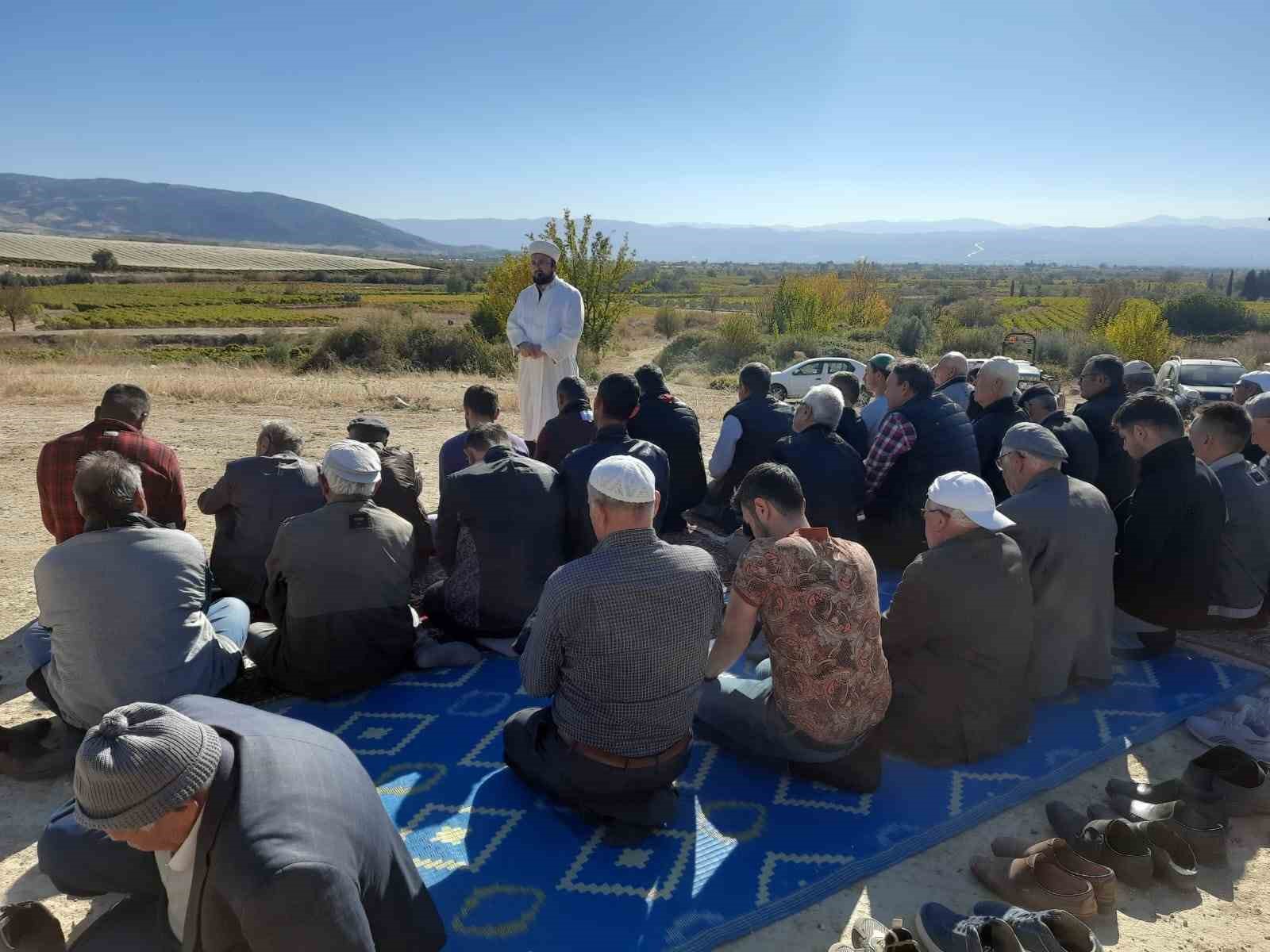 Manisa’da vatandaşlar yağmur duasına çıktı