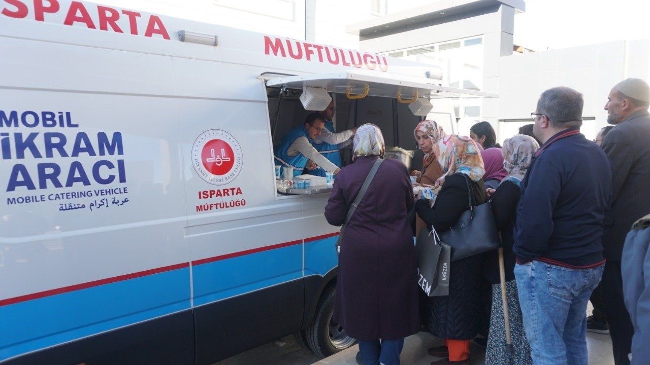 Isparta’da kuraklığa karşı minik eller semaya kalktı, çocuklar yağmur duası yaptı
