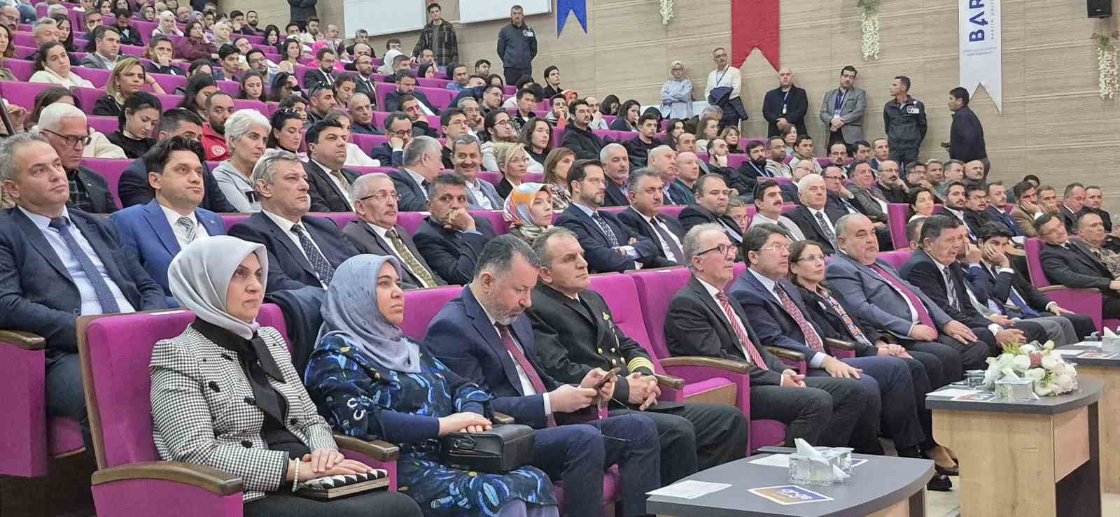 Bakan Tunç: "Hukuk devletinde şiddet olmaz, şiddeti destekleyeni, yargı önüne çıkarırlar ve yargı onlardan hesap sorar"
