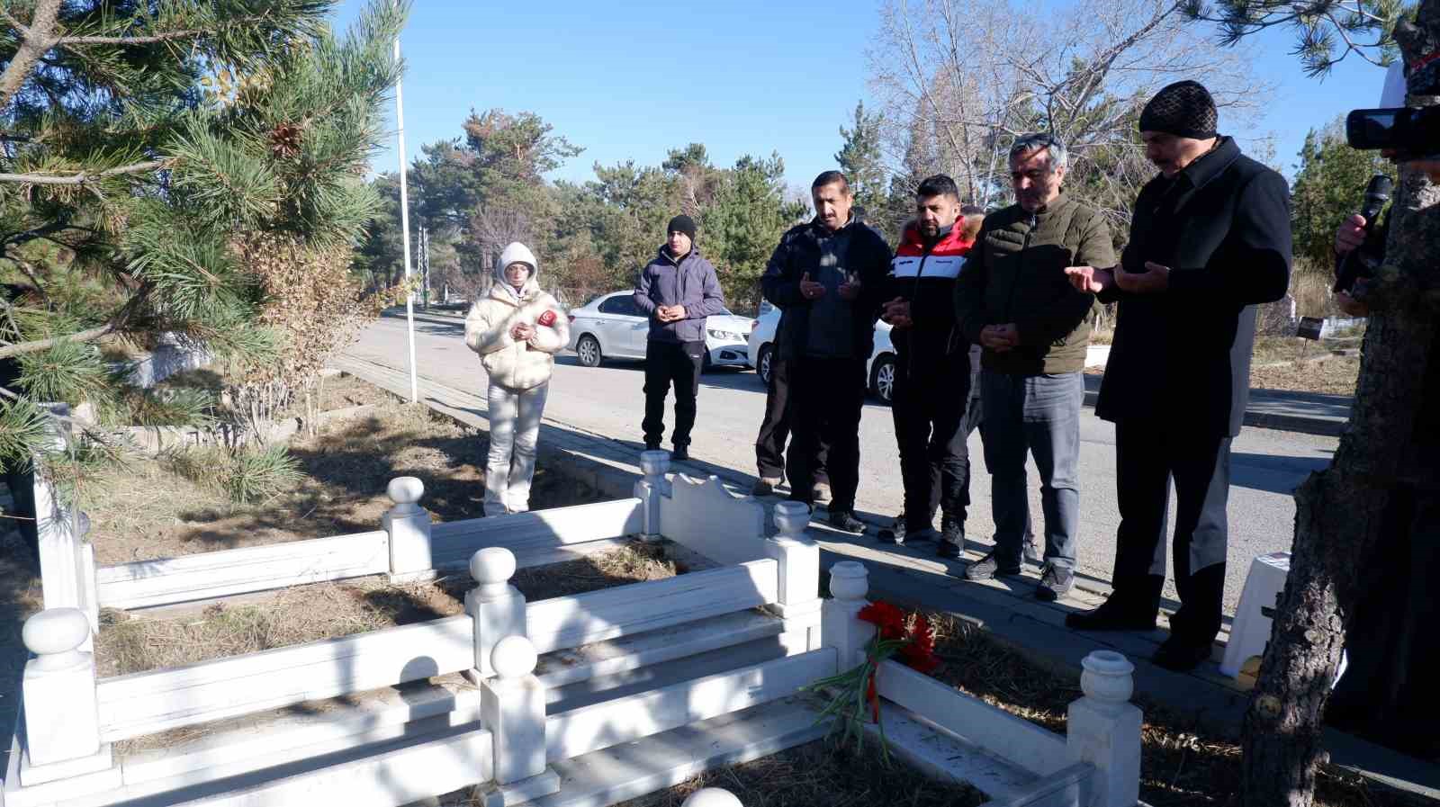 Gazeteci Sebahattin Yılmaz kabri başında anıldı