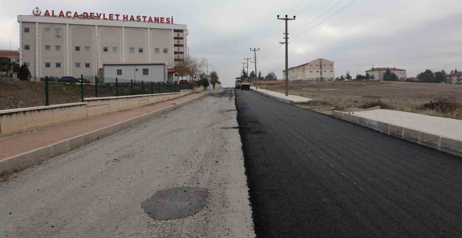 Hastane yolunun asfalt kaplaması yenileniyor
