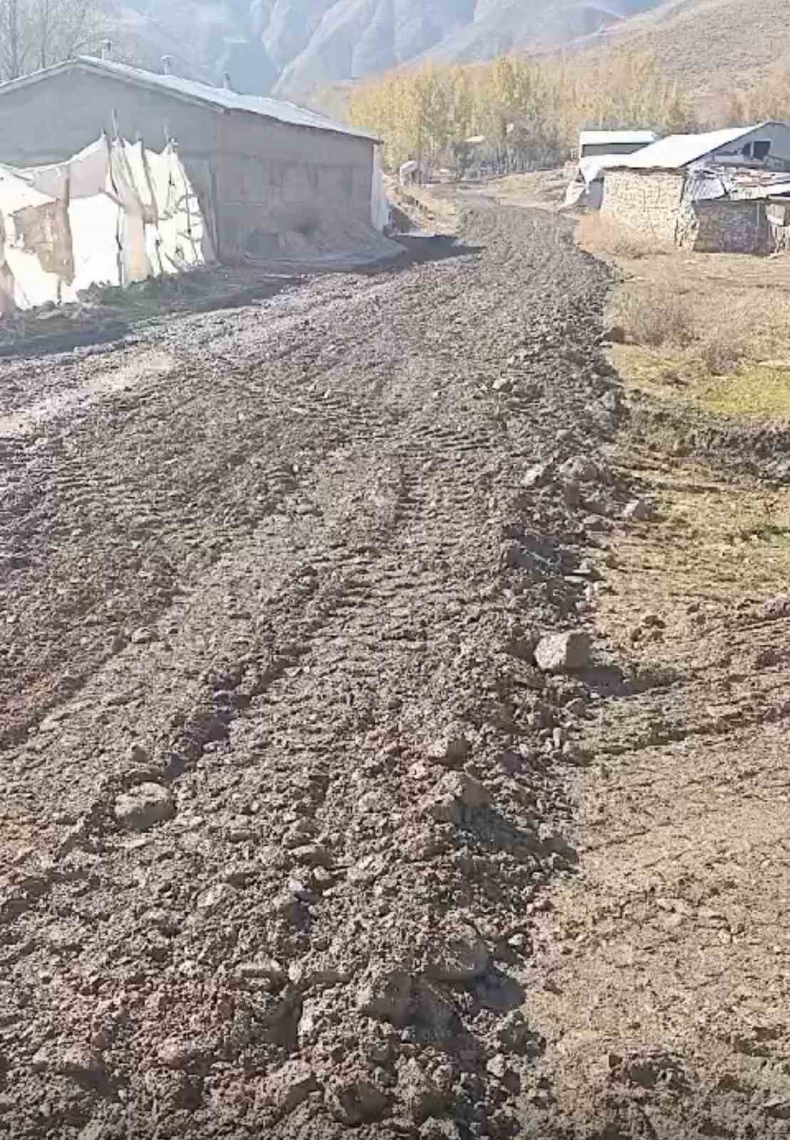 Yüksekova’nın köylerinin yol ve su kanalları yenileniyor
