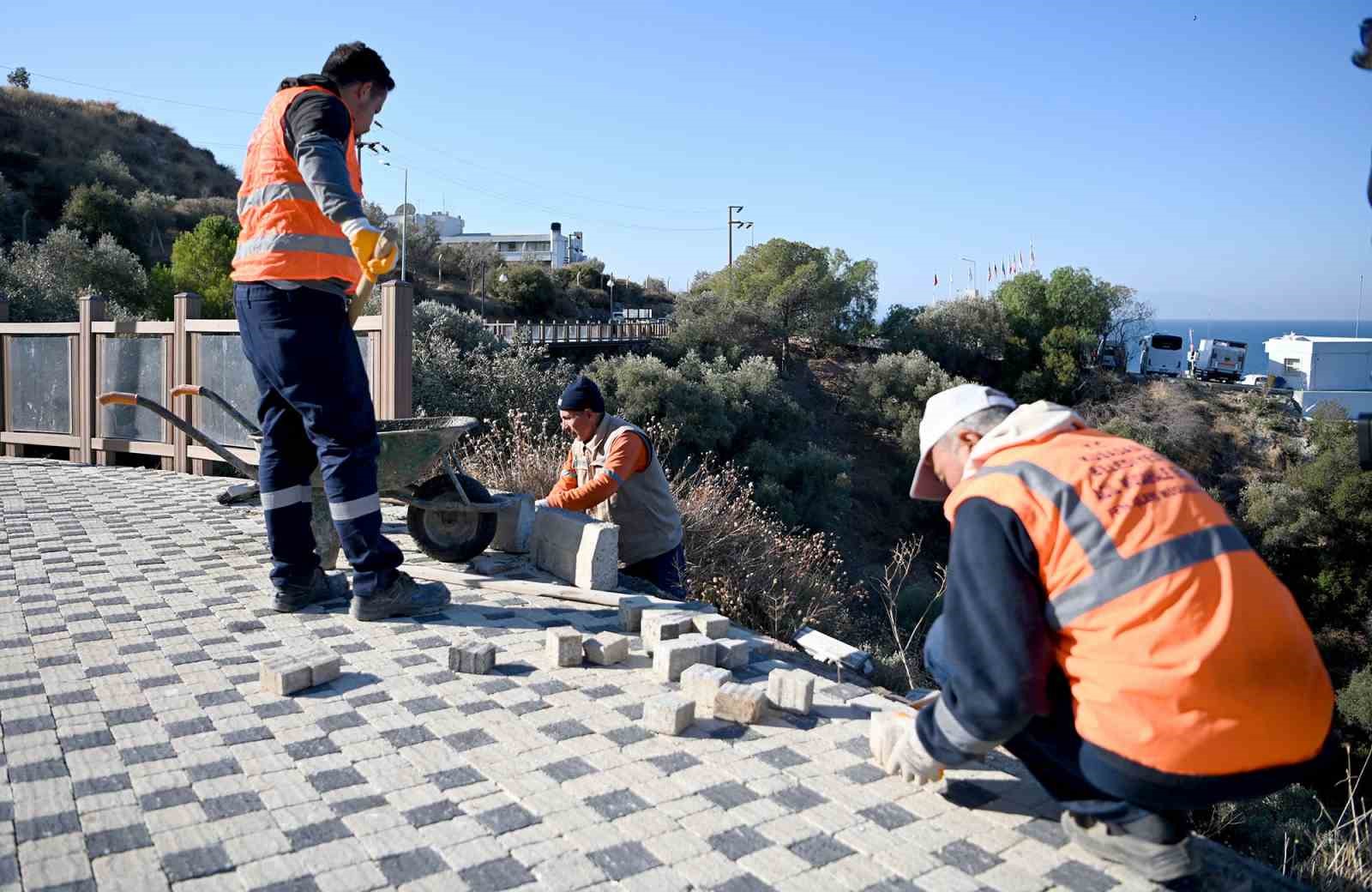 Kuşadası’nda yol yapım ve bakım çalışmaları sürüyor
