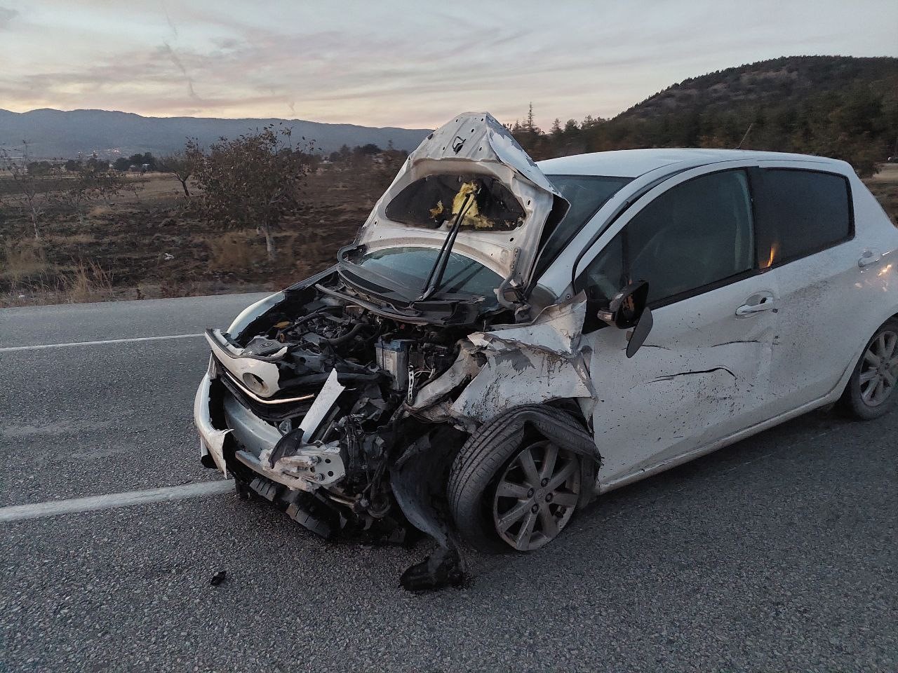 Burdur feci kaza: 6 kişi yaralandı, Tofaş otomobil ikiye bölündü
