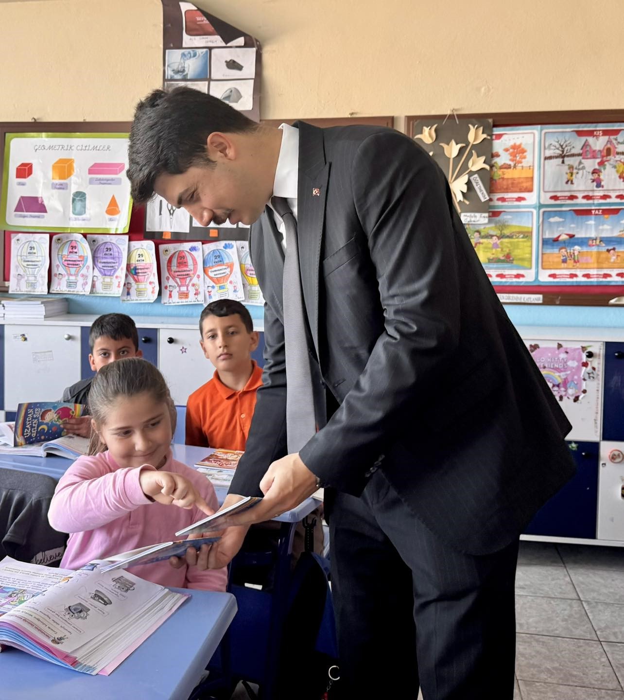 S&ouml;zlerini tutan &ouml;ğrencilere kitap hediye edildi
