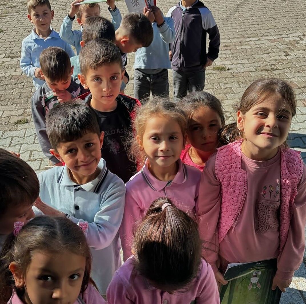 Minik &ouml;ğrenciler &lsquo;Gezici K&uuml;t&uuml;phane&rsquo; aracı ile tanıştı
