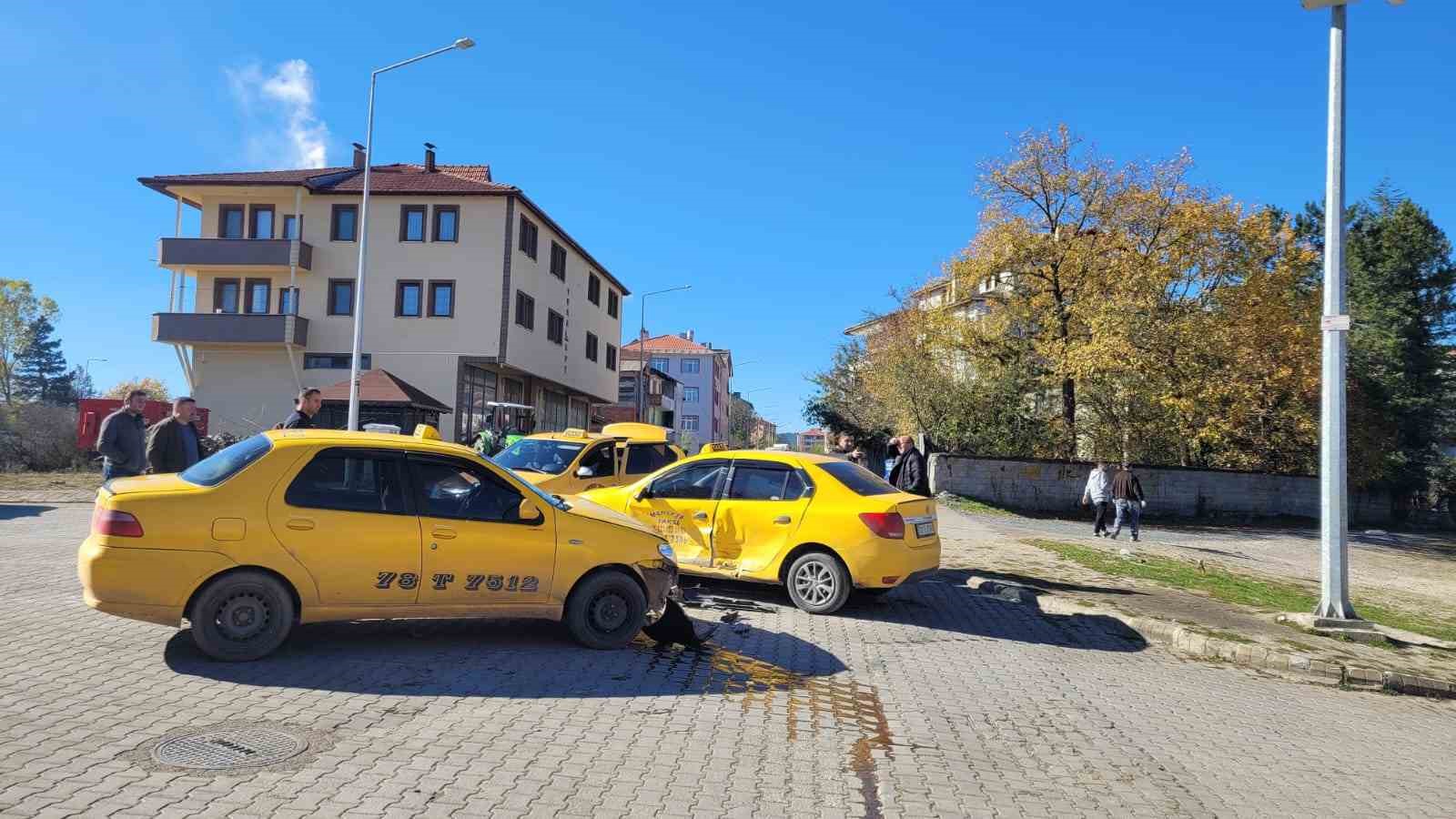 Karabük’te trafik kazaları güvenlik kameralarına yansıdı