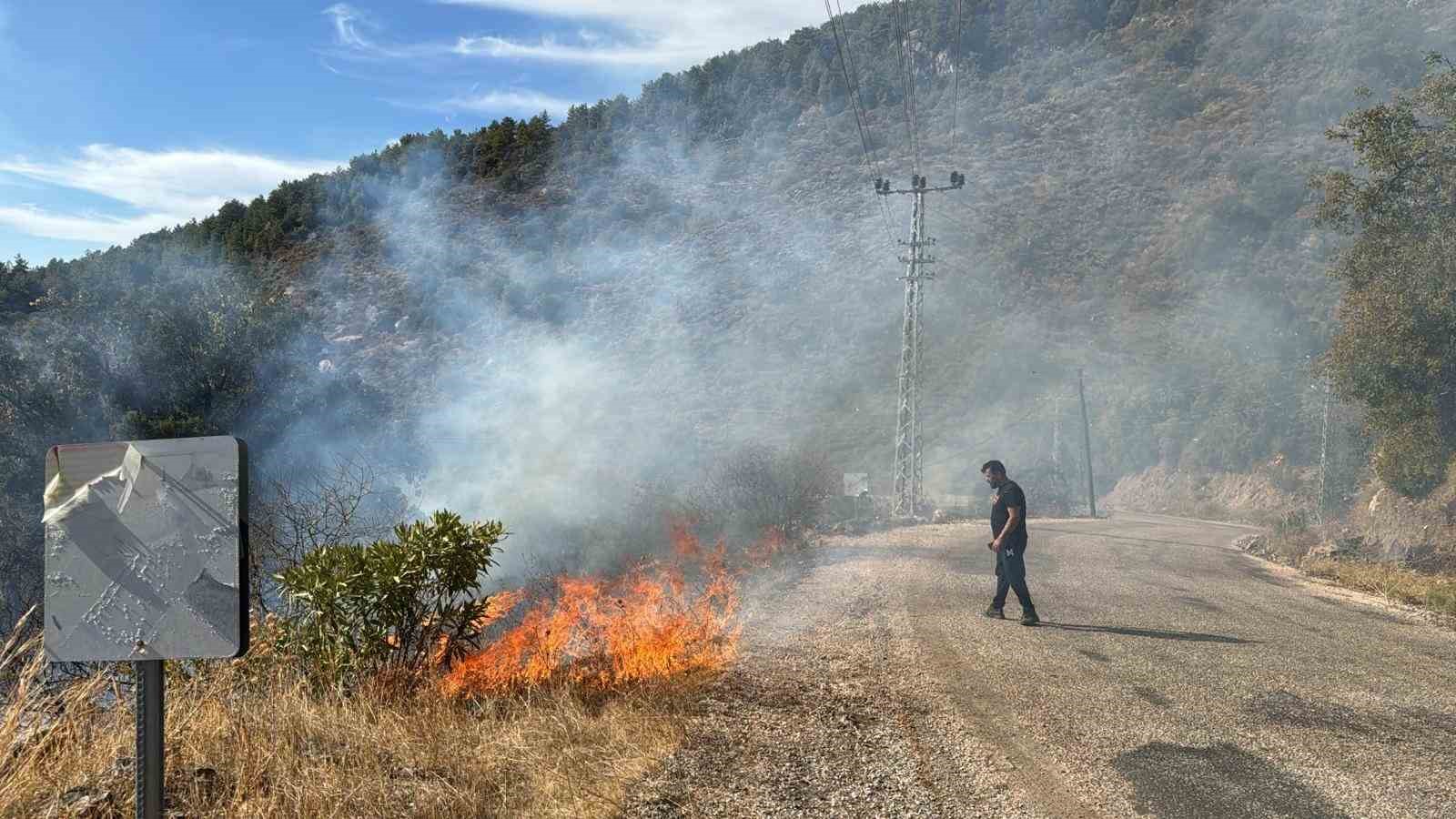 Kumluca’da orman yangını
