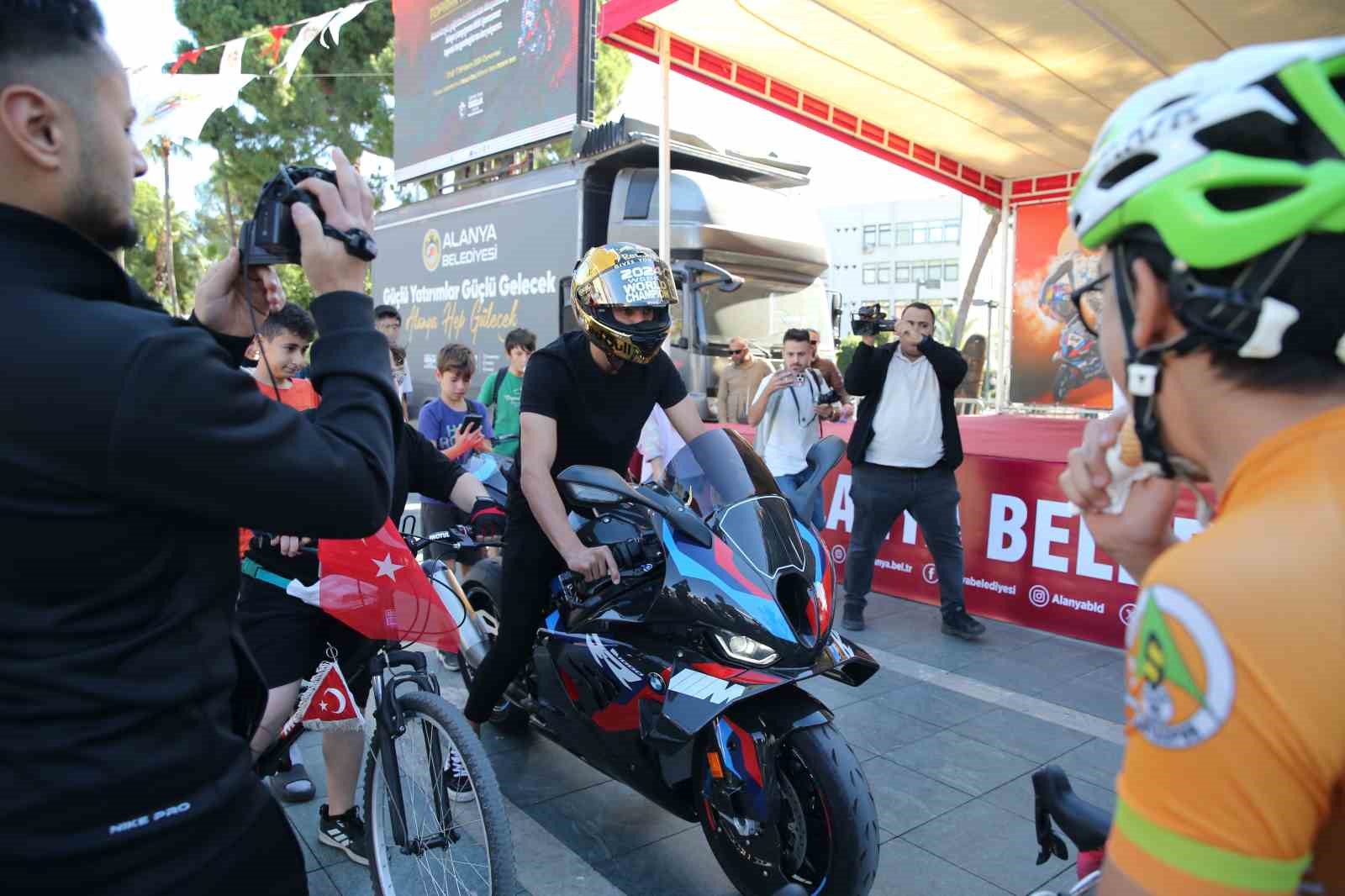 Alanya’da Dünya Şampiyonu Razgatlıoğlu’na coşkulu karşılama