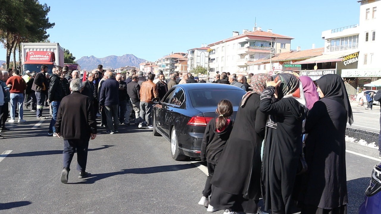 Eylem yapan mahalle sakinleri uluslararası karayolunu trafiğe kapattı