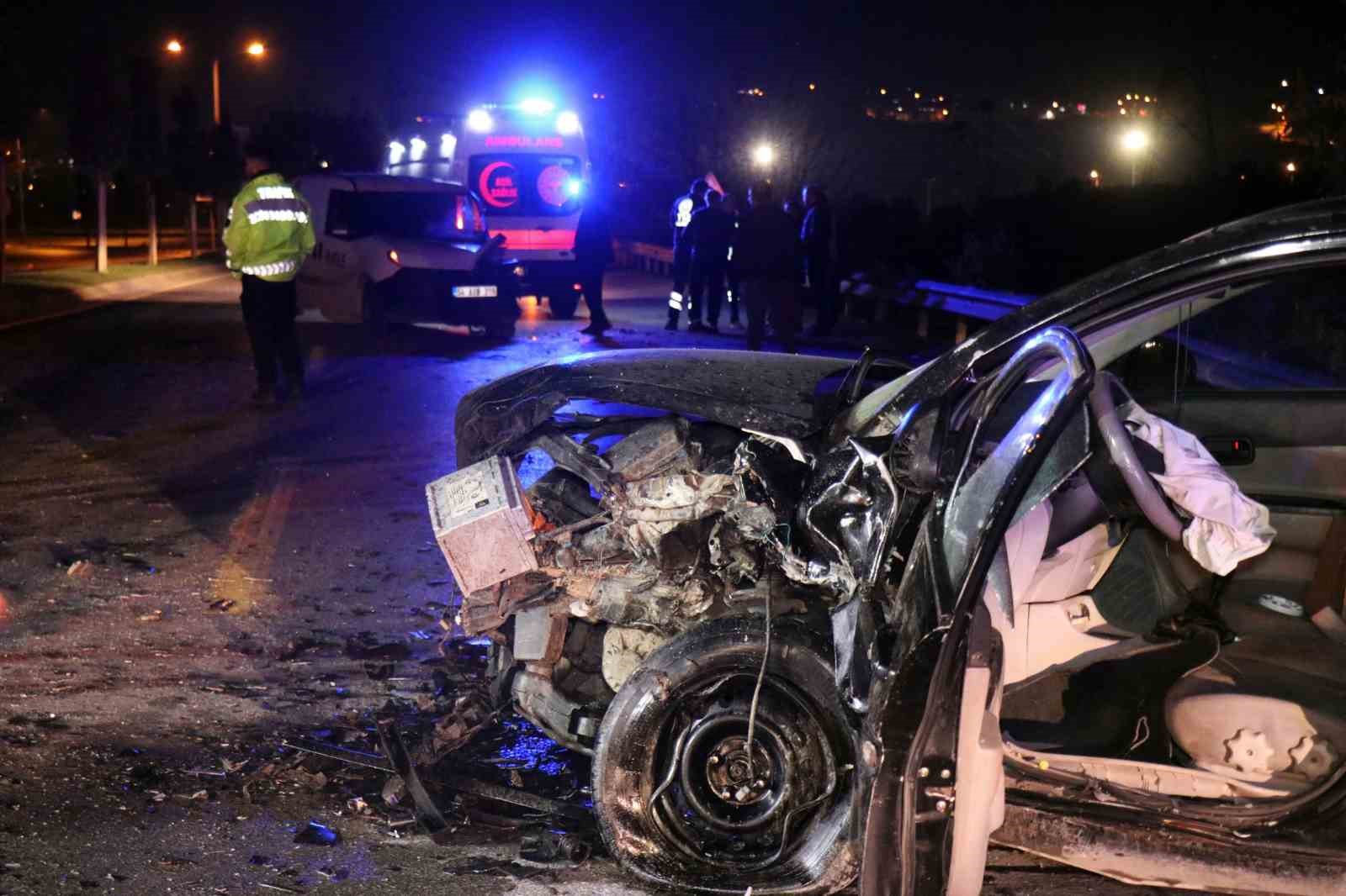 Duble yolda zincirleme kaza, ortalık savaş alanına d&ouml;nd&uuml;: 1 &ouml;l&uuml;, 3 yaralı
