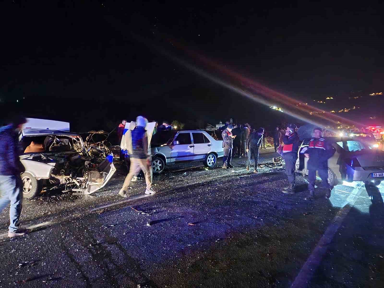 Rize’de feci kazada araçlar hurda yığınına döndü: 2 ölü, 8 yaralı
