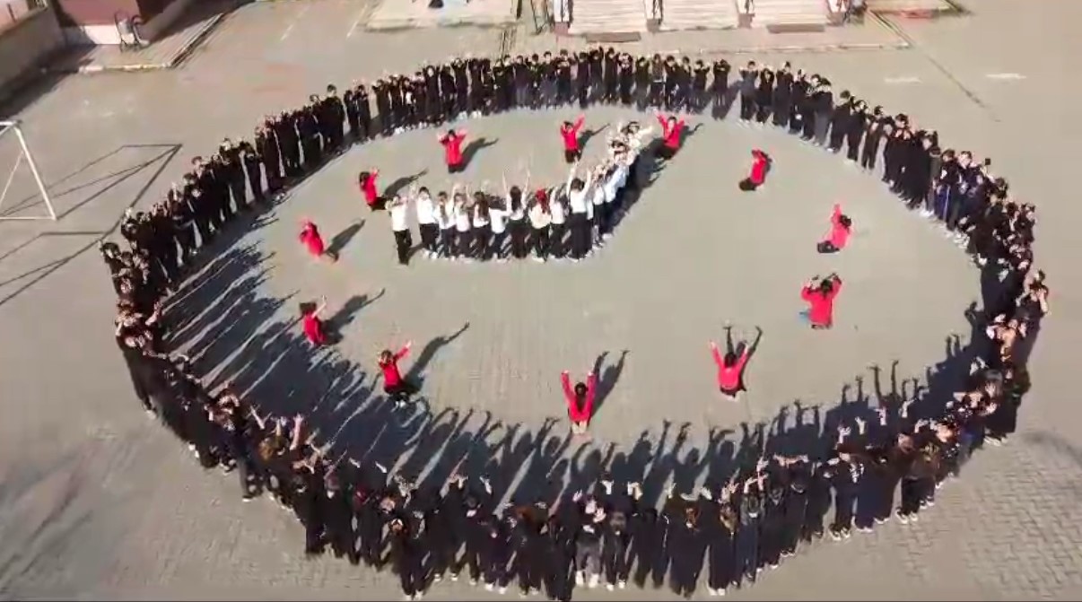 İlkokul öğrencilerinden muhteşem koreografi
