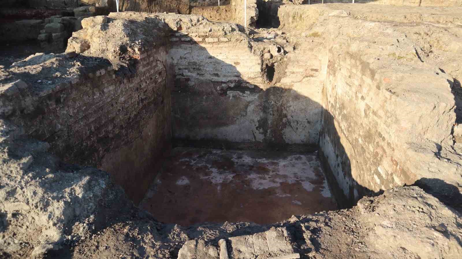 Tarihi kazılarda suyun depolandığı havuz bulundu