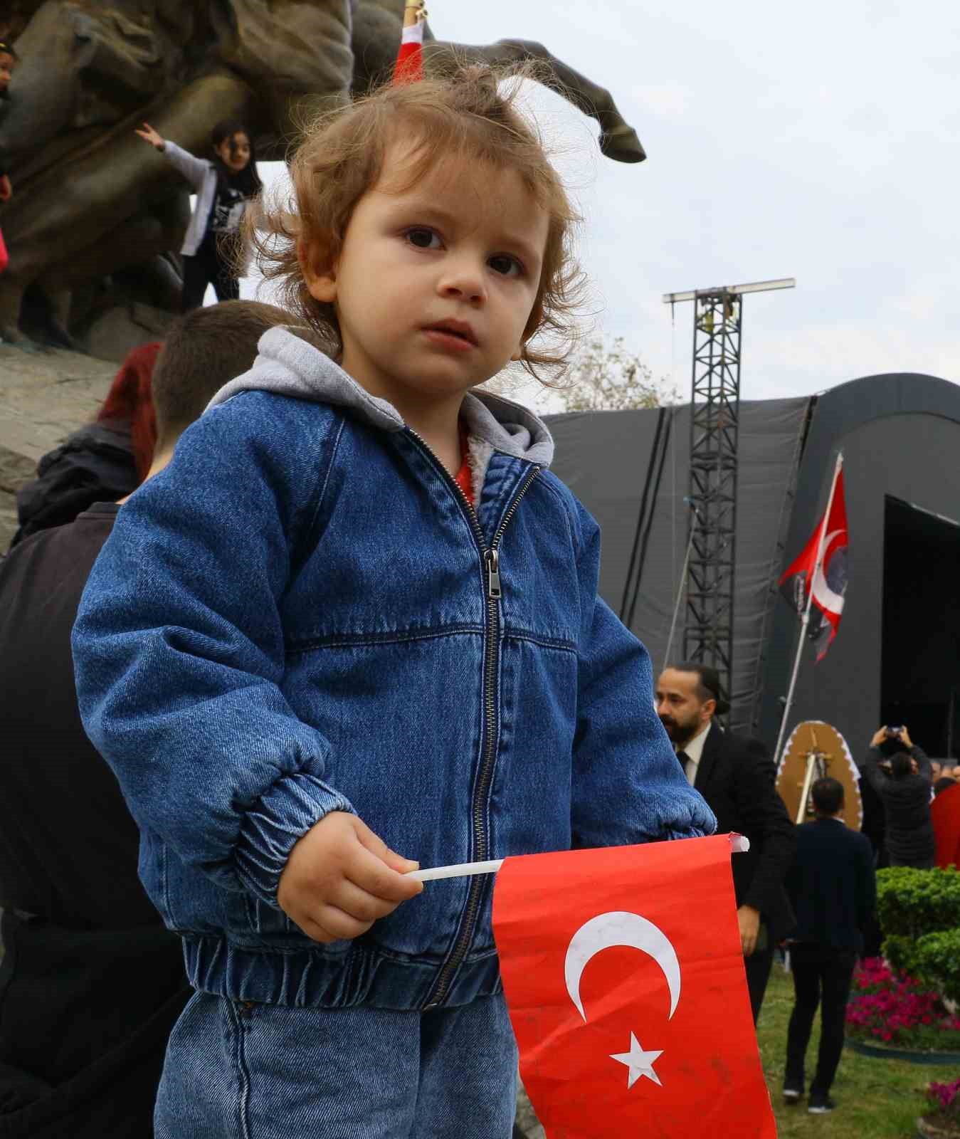 Antalya’da Atatürk için karada ve denizde saygı duruşu
