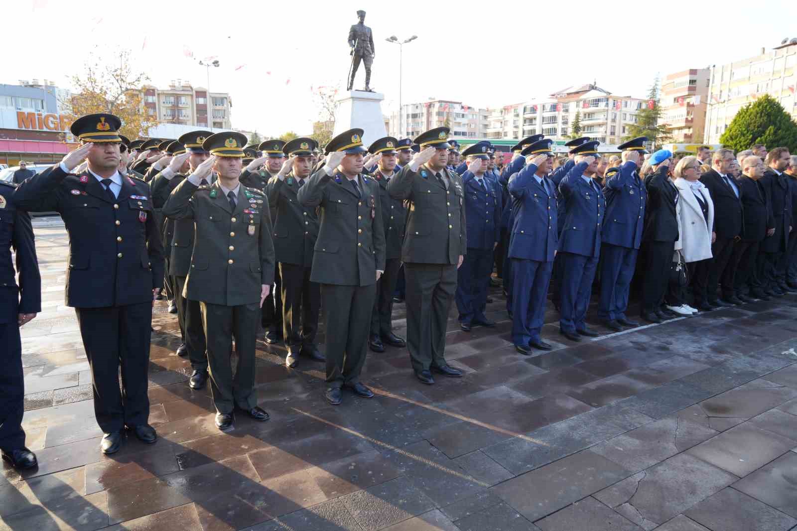 Atatürk Edremit’te özlemle anıldı
