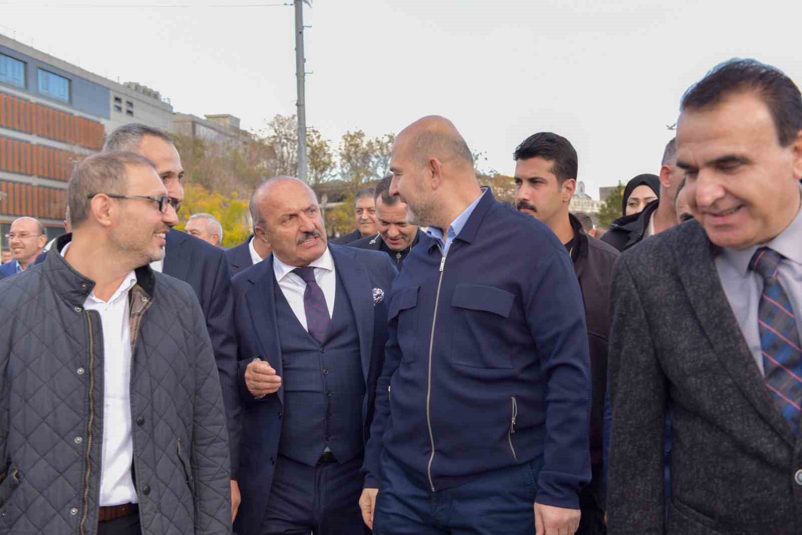 Eski Bakan Soylu, İstanbul’da vatandaşlara Taşköprü sarımsağı dağıttı
