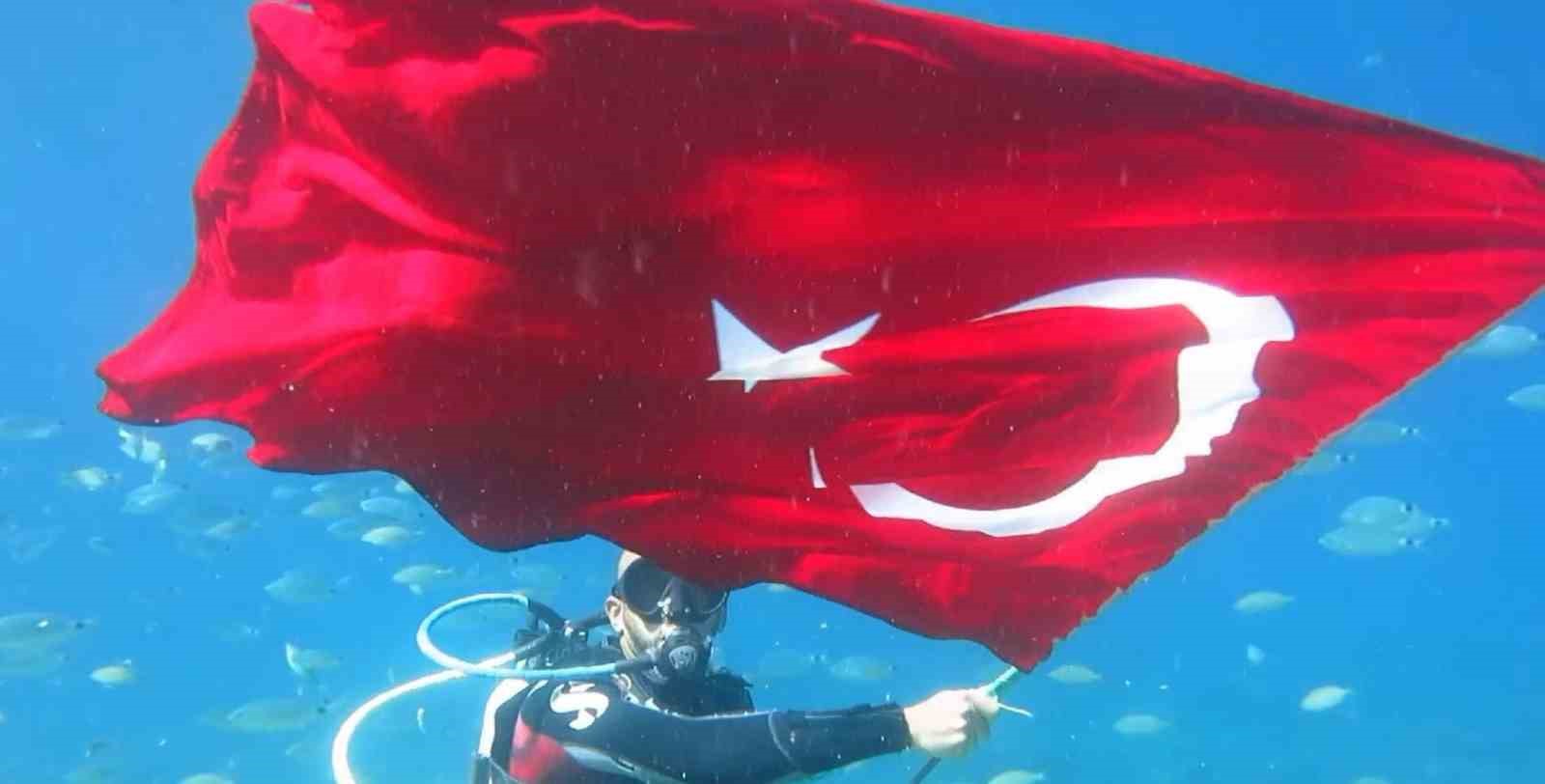 Fethiye’de Atatürk’ü deniz dibinde andılar

