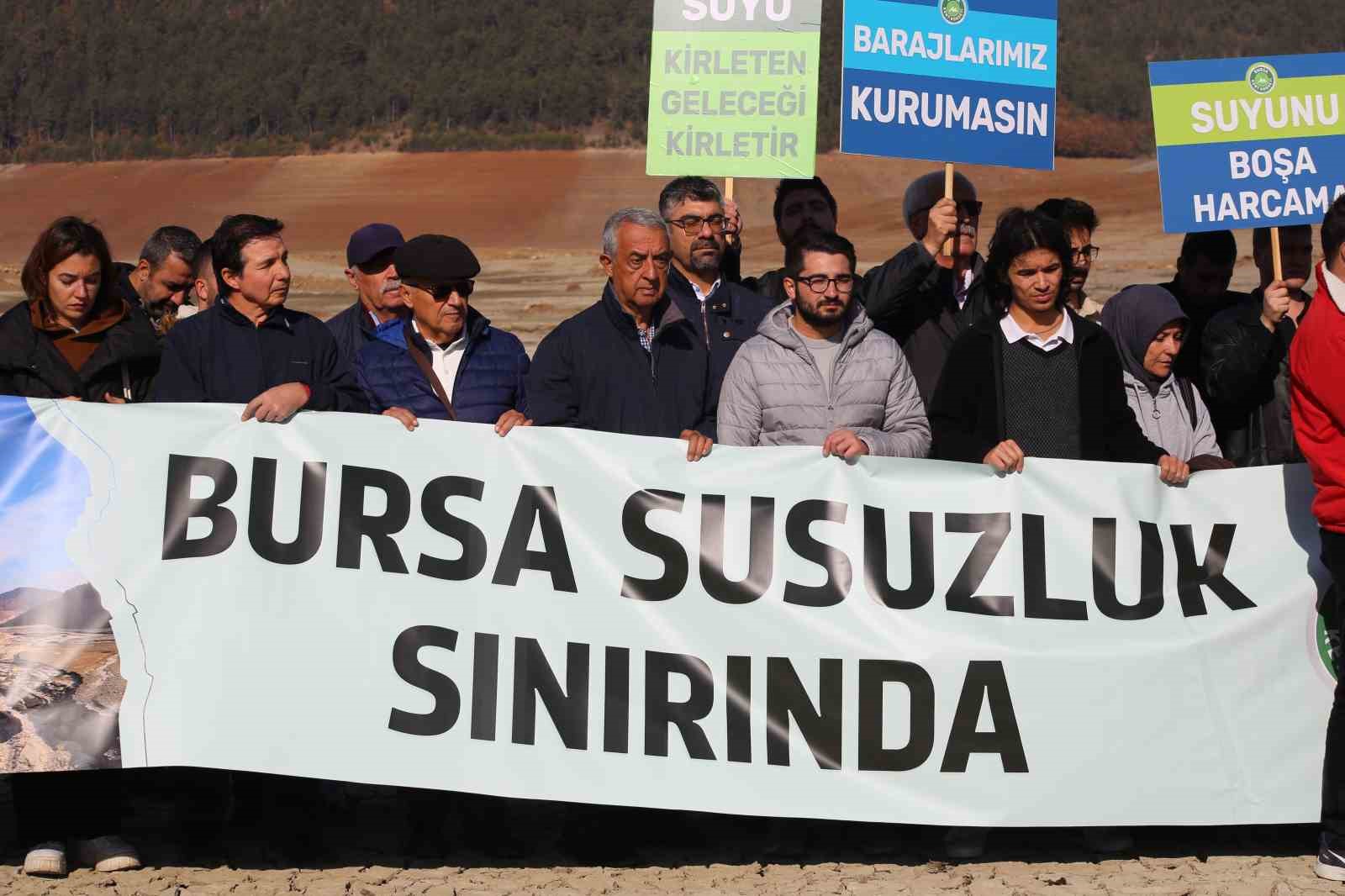 Kuruyan barajda basın açıklaması: Susuzluk kapıda
