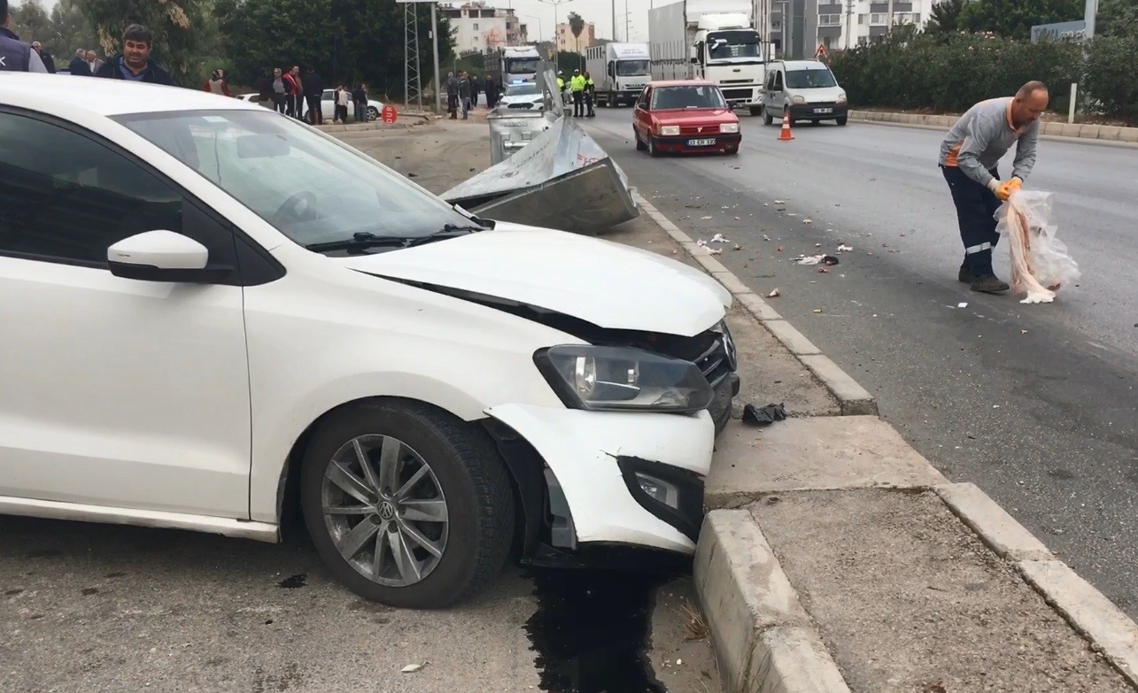 Otomobil yoldan çıktı kaldırımda yürüyen kadını öldürdü
