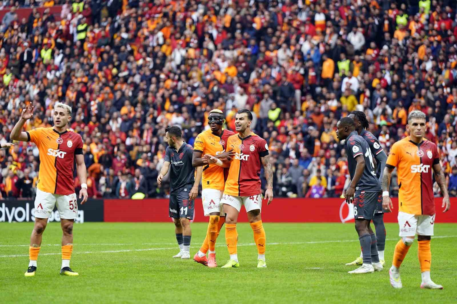 Trendyol Süper Lig: Galatasaray: 1 - Samsunspor: 0 (İlk yarı)
