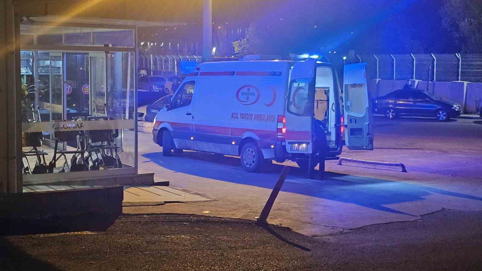 Karşıdan gelen kamyoneti fark edince vagondan atlayan işçi ağır yaralandı