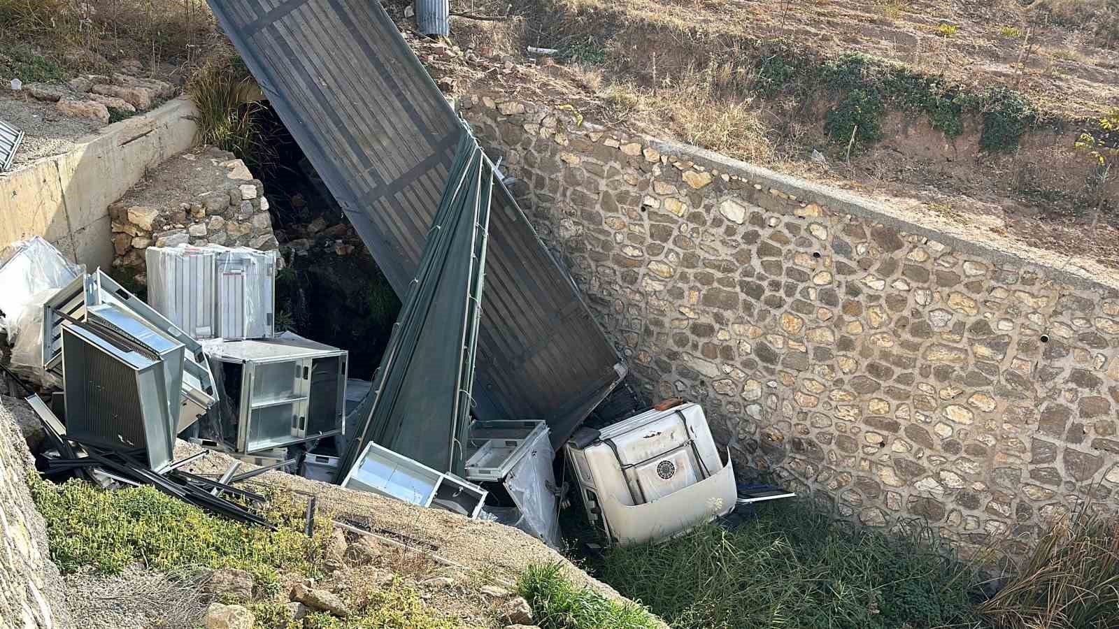 Karşı şeride geçen tır dereye düştü