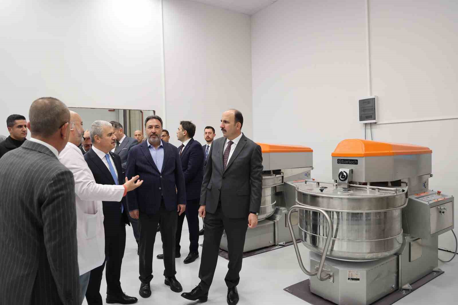 Başkan Altay: "Uygun fiyatlı ve katkısız ekmek &uuml;reten Fenni Fırın&rsquo;da g&uuml;nl&uuml;k &uuml;retim kapasitemizi 150 bine &ccedil;ıkarıyoruz"
