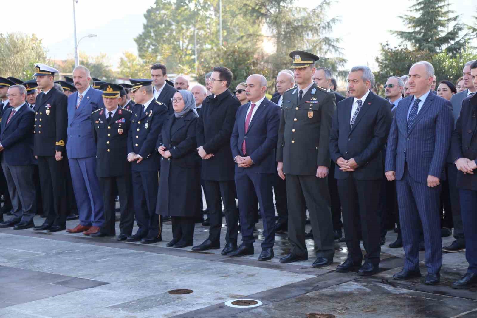 Atat&uuml;rk Rize&rsquo;de t&ouml;renle anıldı
