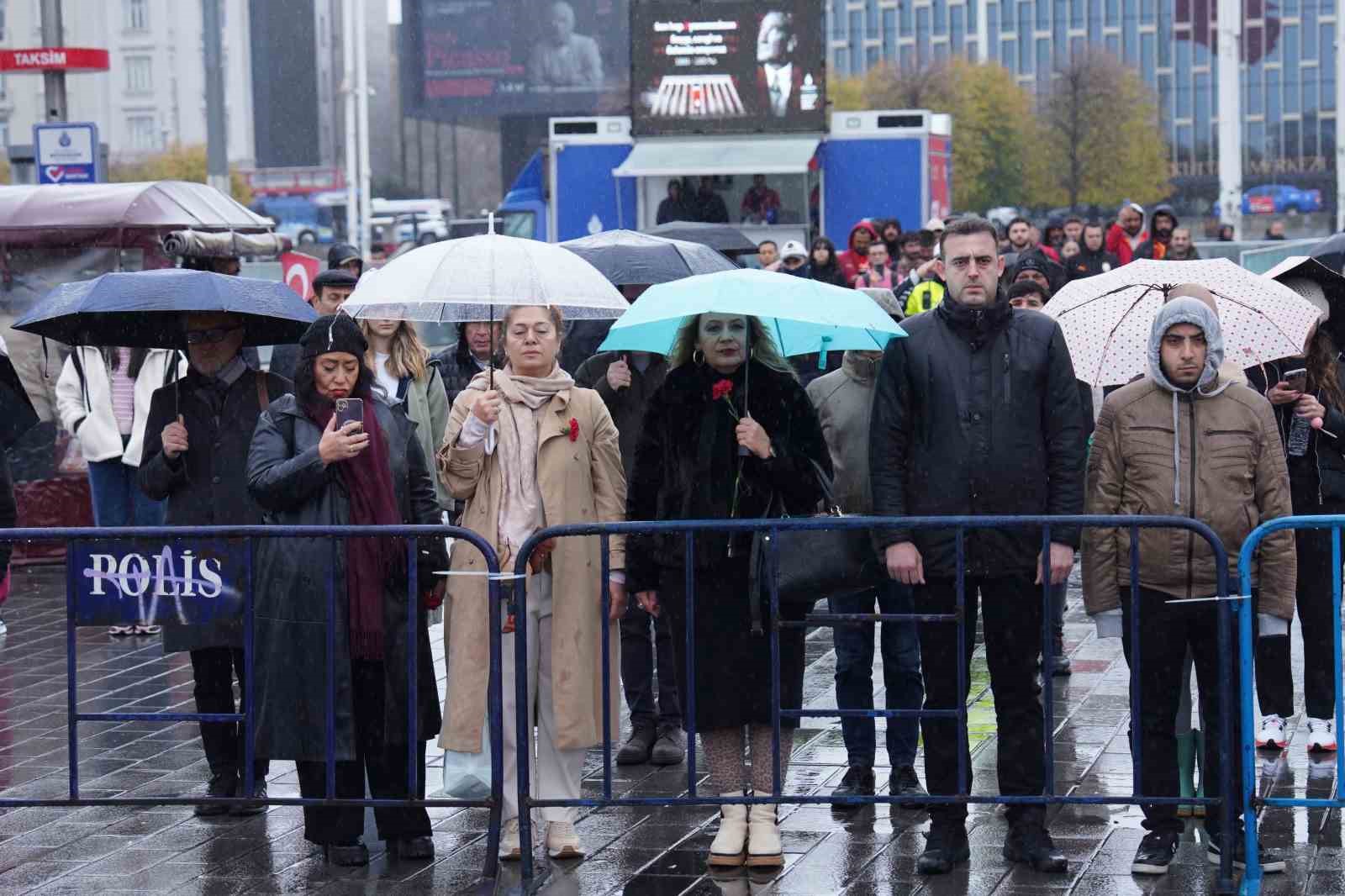 İstiklal Caddesi Atatürk’ün sesi ile yankılandı
