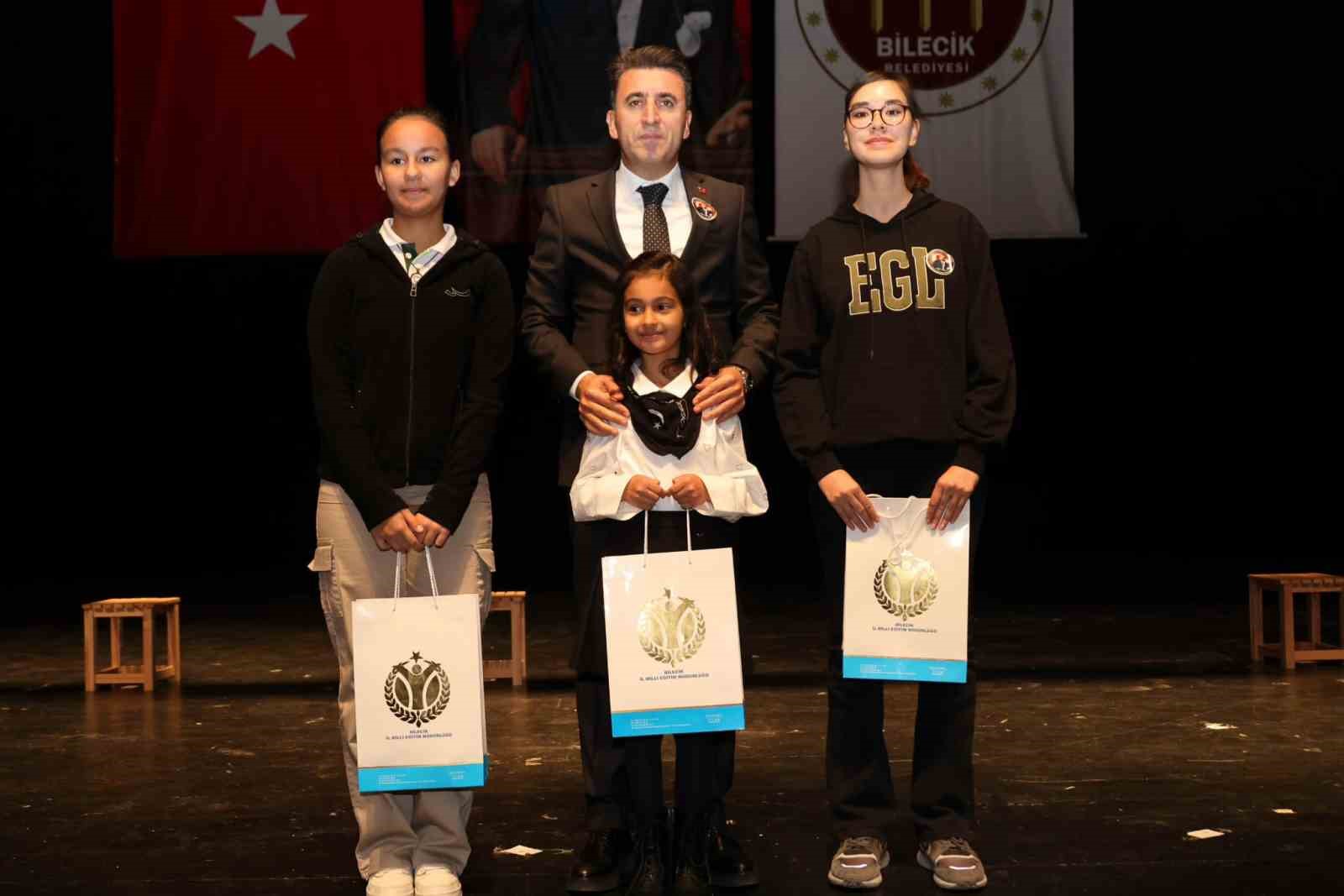 Lise &ouml;ğrencilerin &lsquo;Kalbimizdesin&rsquo; koreografisi ayakta alkışlandı
