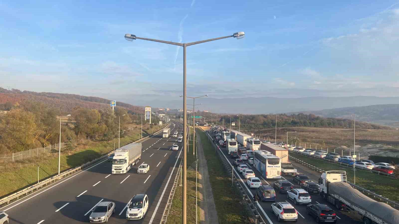 TEM&rsquo;de tır devrildi: Ankara istikameti ulaşıma kapandı
