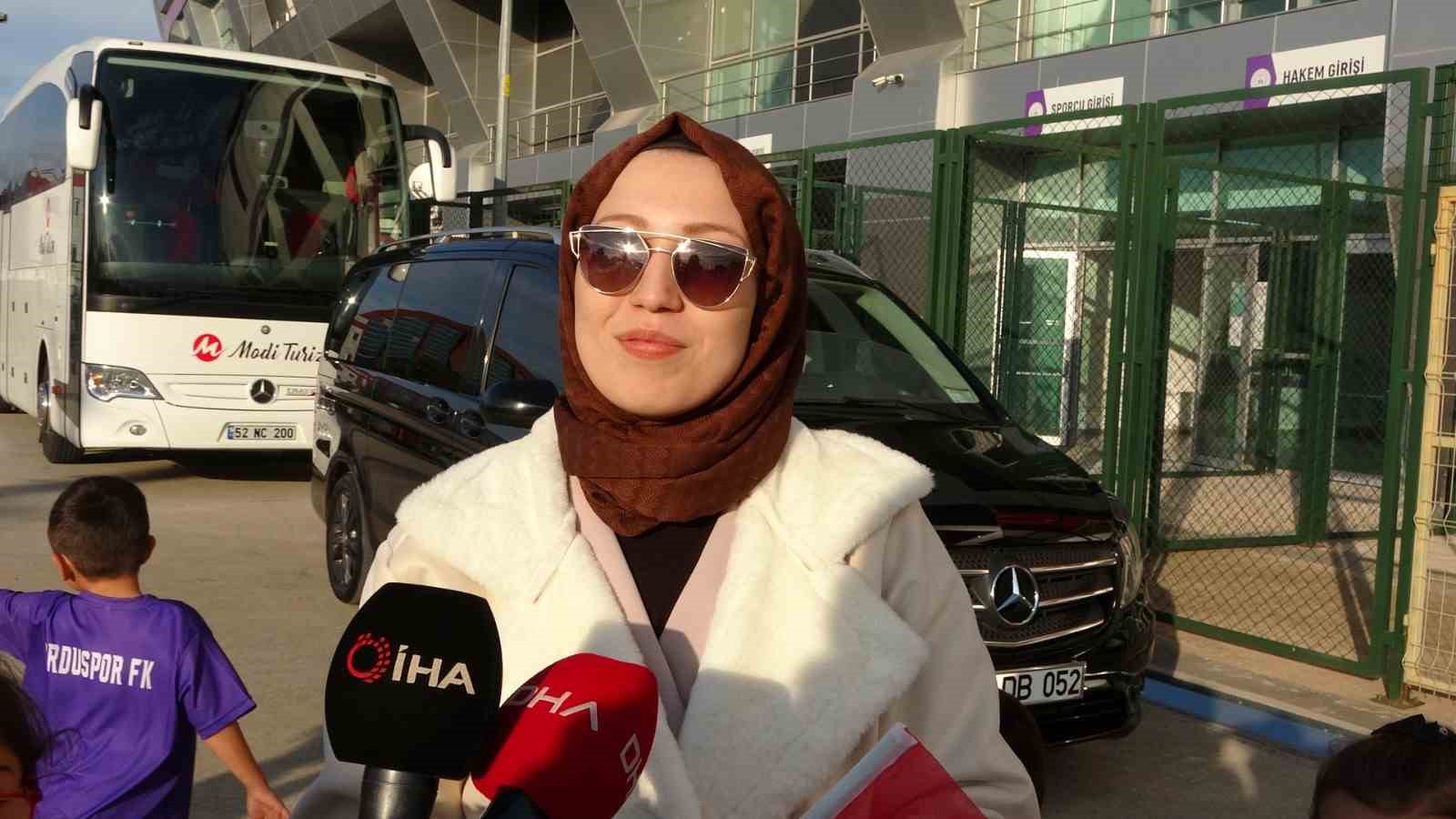 İlkokul &ouml;ğrencilerine anlamlı jest
