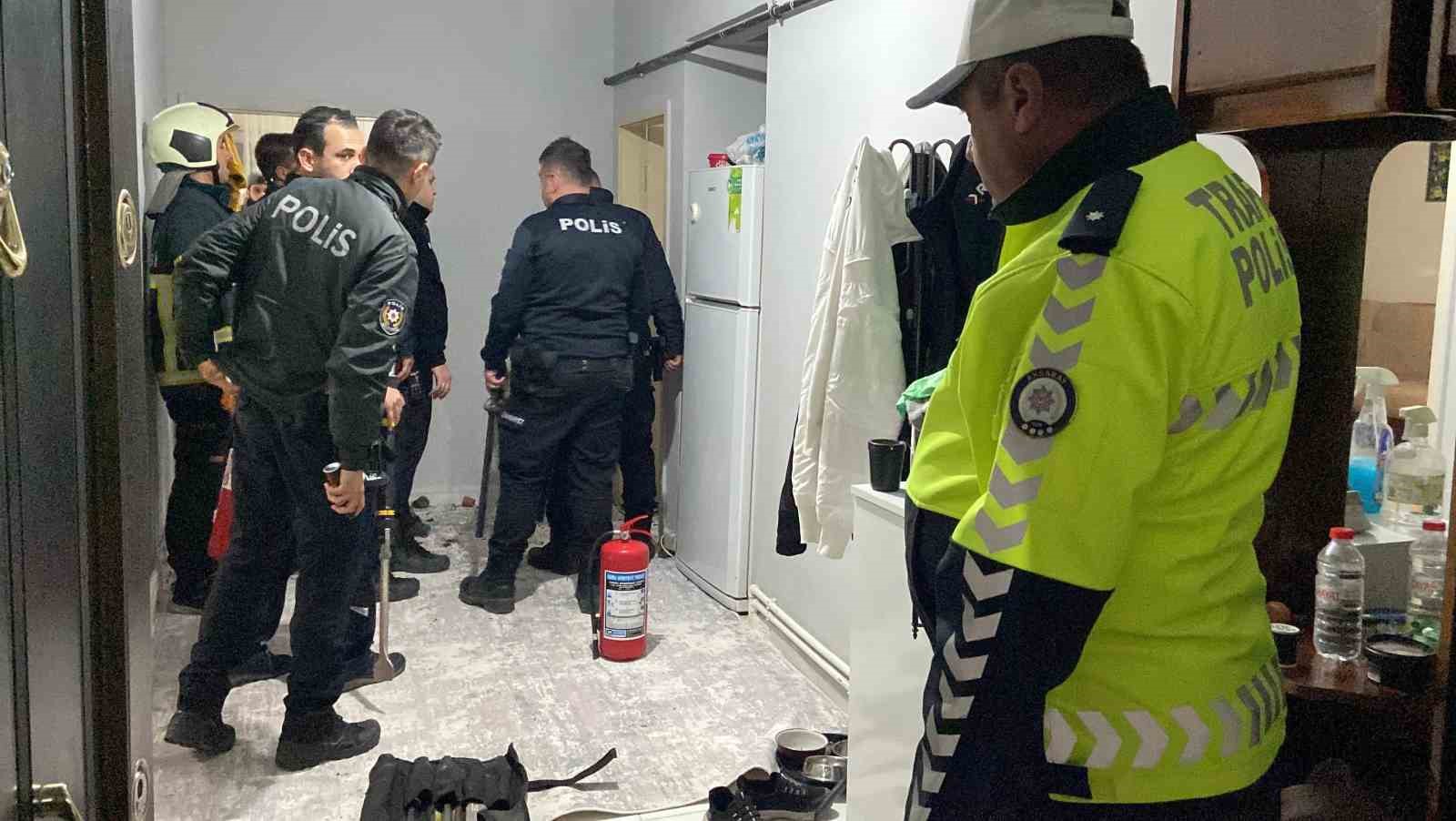 &Ouml;nce annesine bı&ccedil;ak &ccedil;ekti, sonra kendini odaya kilitledi
