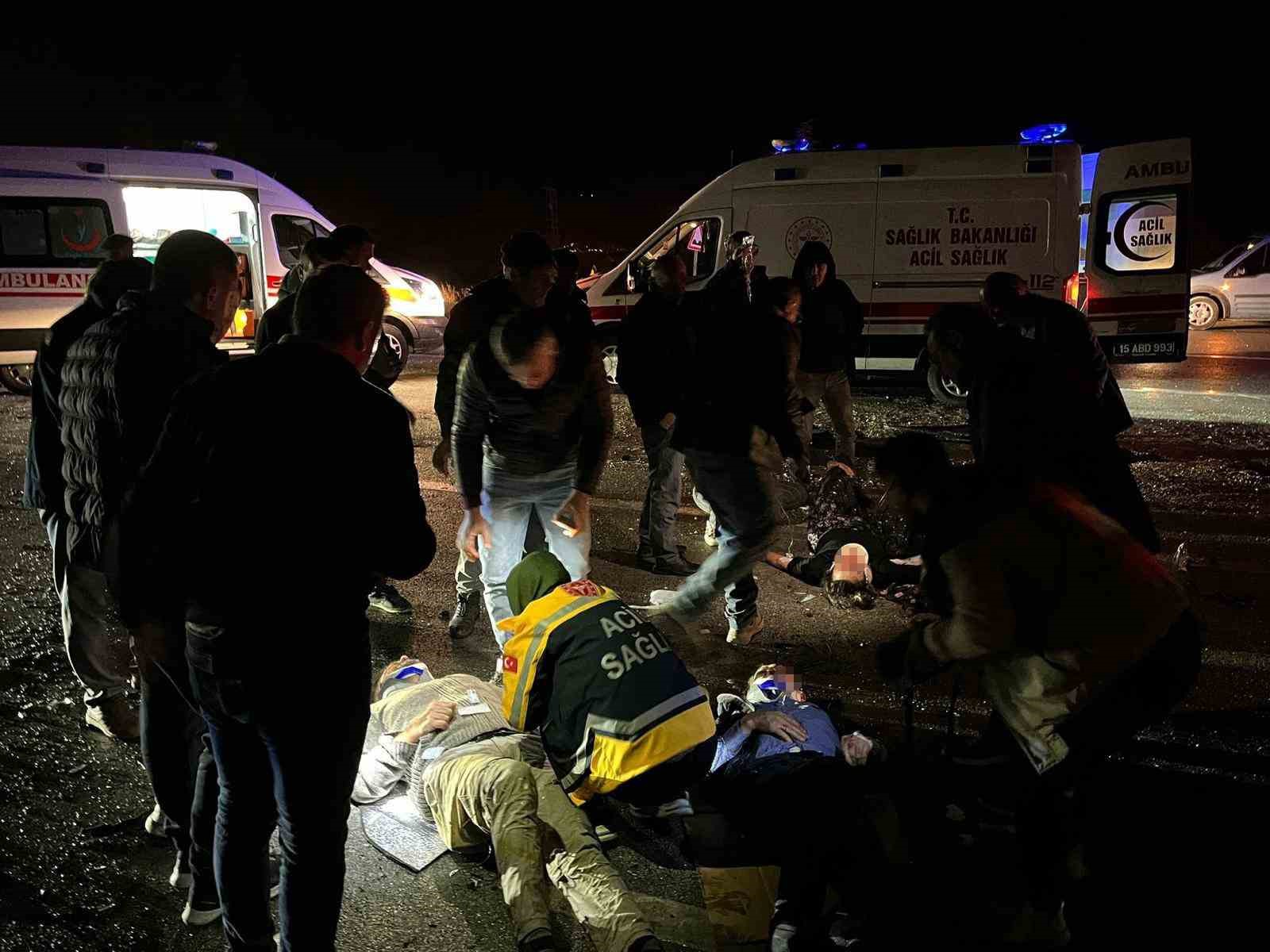 Hatalı &rsquo;U&rsquo; d&ouml;n&uuml;ş&uuml; ile &uuml;&ccedil; aracın karıştığı kazada ortalık savaş alanına d&ouml;nd&uuml;: 1 &ouml;l&uuml;, 7 yaralı
