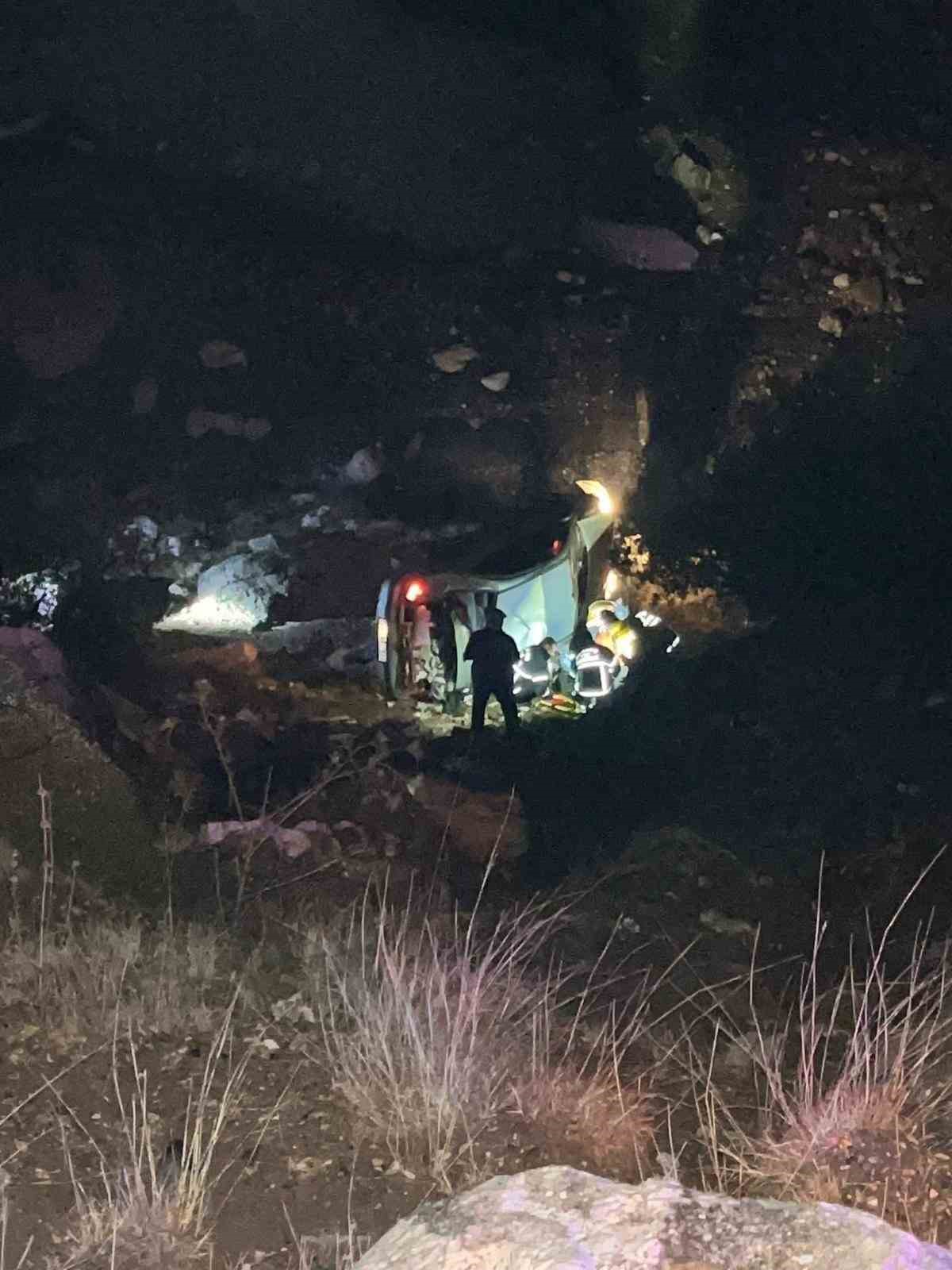 Burdur&rsquo;da otomobil 50 metrelik u&ccedil;uruma d&uuml;şt&uuml;: 1 yaralı
