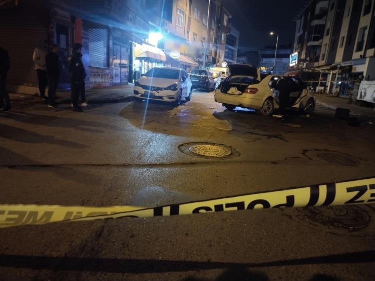 Sancaktepe&rsquo;de iş yerini kurşunladılar, otomobil ile ka&ccedil;arken sokaktaki ara&ccedil;lara &ccedil;arptılar
