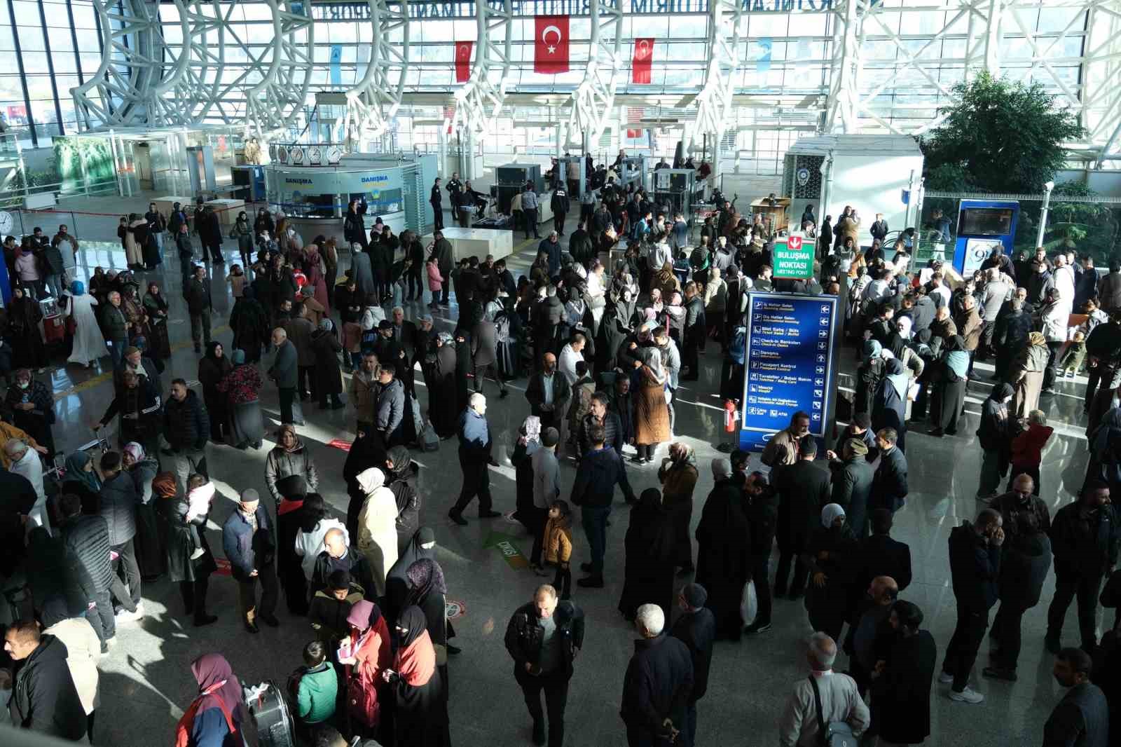 Erzincan&rsquo;dan 187 kişi umreye uğurlandı
