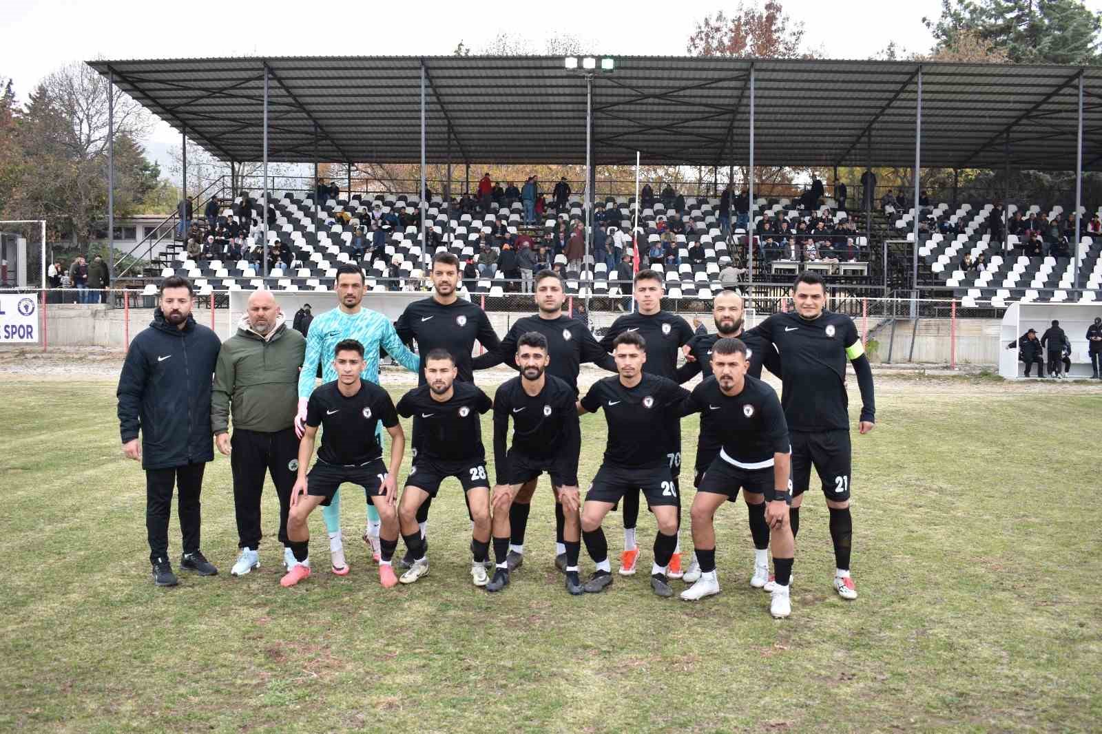 &Ccedil;al Belediyespor liderliğini s&uuml;rd&uuml;r&uuml;yor
