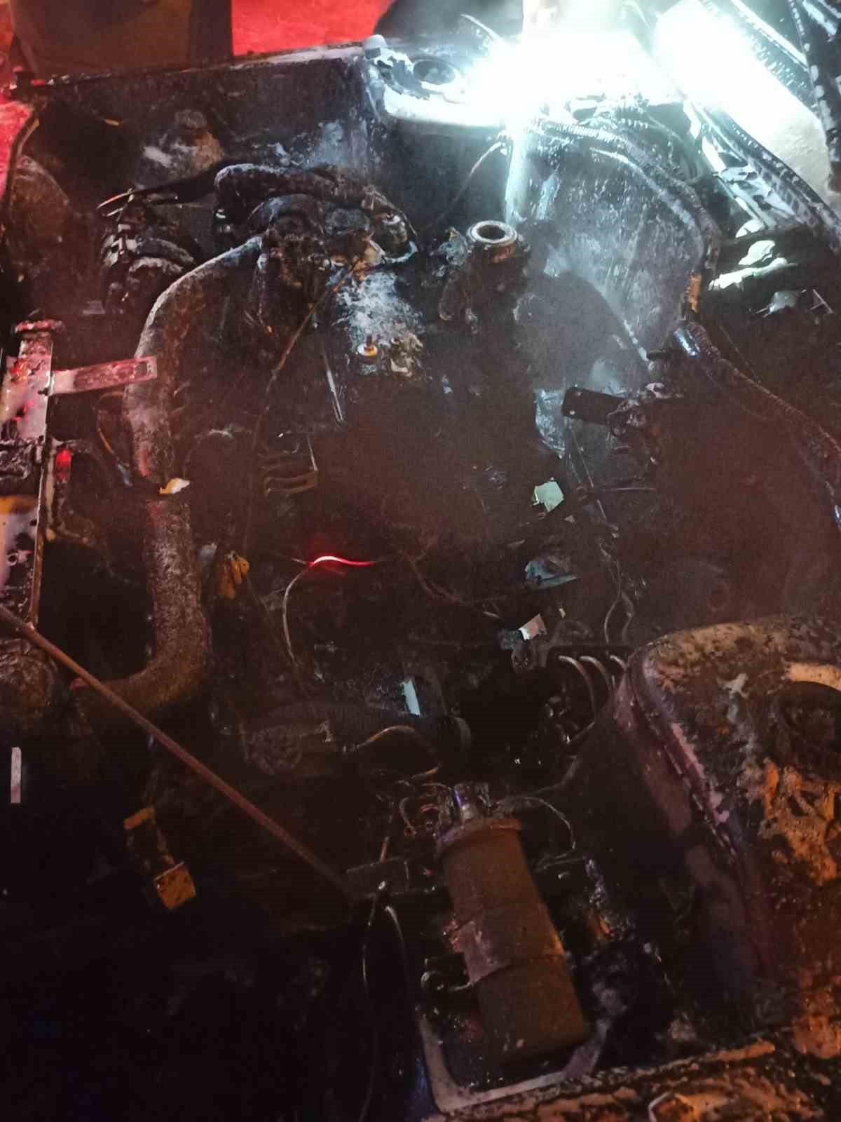 Balıkesir&rsquo;de trafik ışıklarında bekleyen ara&ccedil; alev aldı
